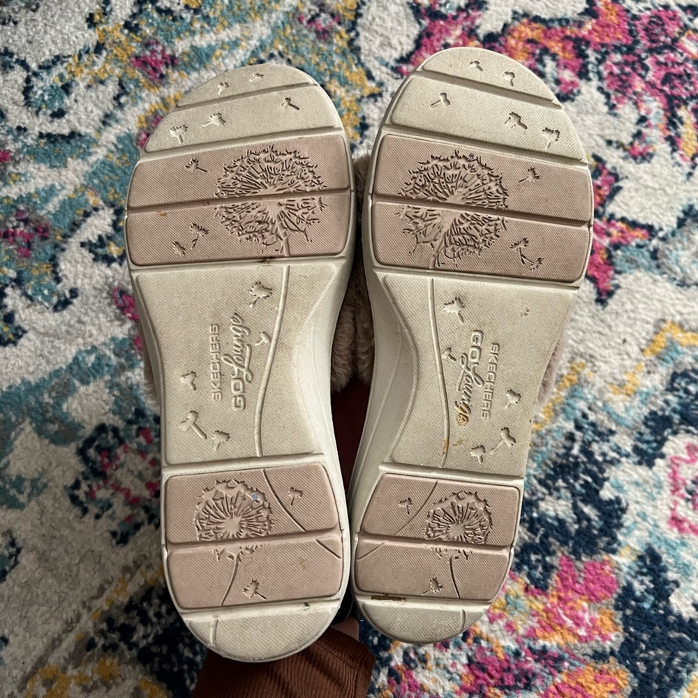 Skechers GoLounge Fluffy Slippers - Picture 3 of 5